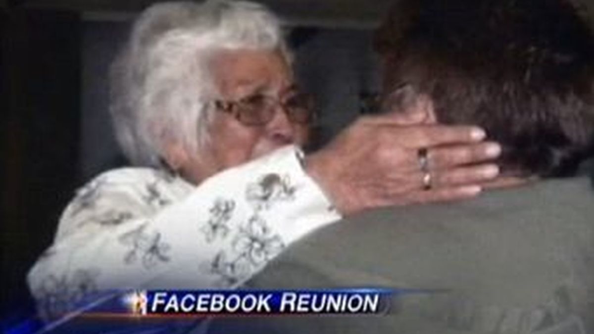 Helen Torres abraza a su hija adoptiva tras reencontrarla 63 años después de la adopción.