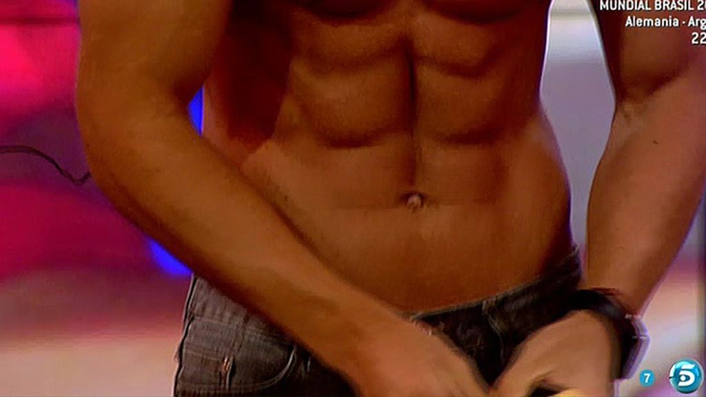 A petición popular, el extronista de 'Mujeres y hombres' presume de abdominales