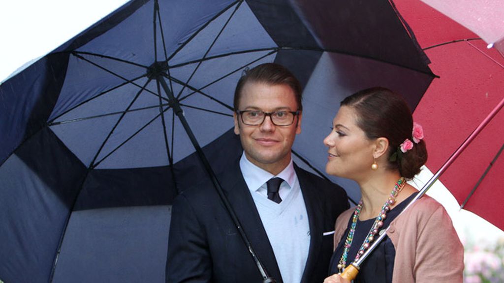 Las gotas hacen chip en sus paraguas chic