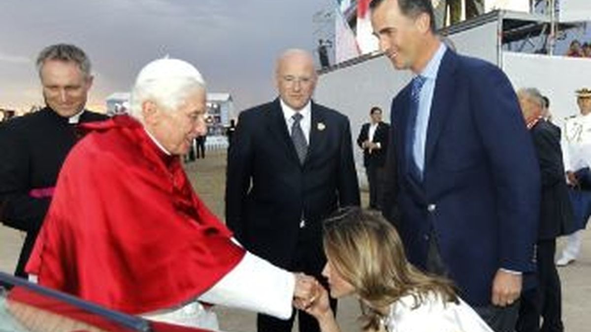 Los Príncipes de Asturias saludan al Papa. EFE