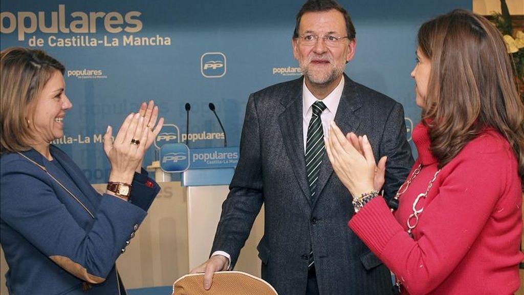 El presidente del Partido Popular, Mariano Rajoy (c), es aplaudido por la secreataria general, María Dolores de Cospedal (i), y la presidenta provincial, Rosa Romero, durante un acto que el partido ha celebrado hoy en Daimiel (Ciudad Real). EFE