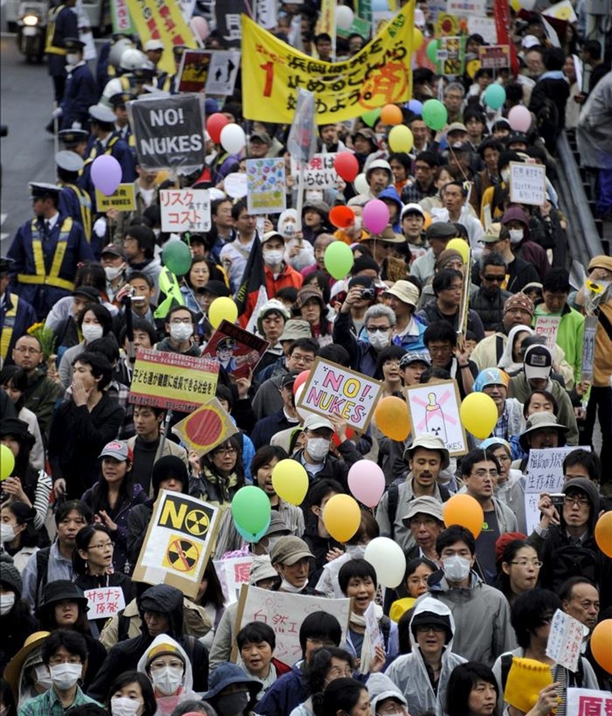 Manifestantes participan en unas protestas anti nucleares en Tokio (Japón). EFE