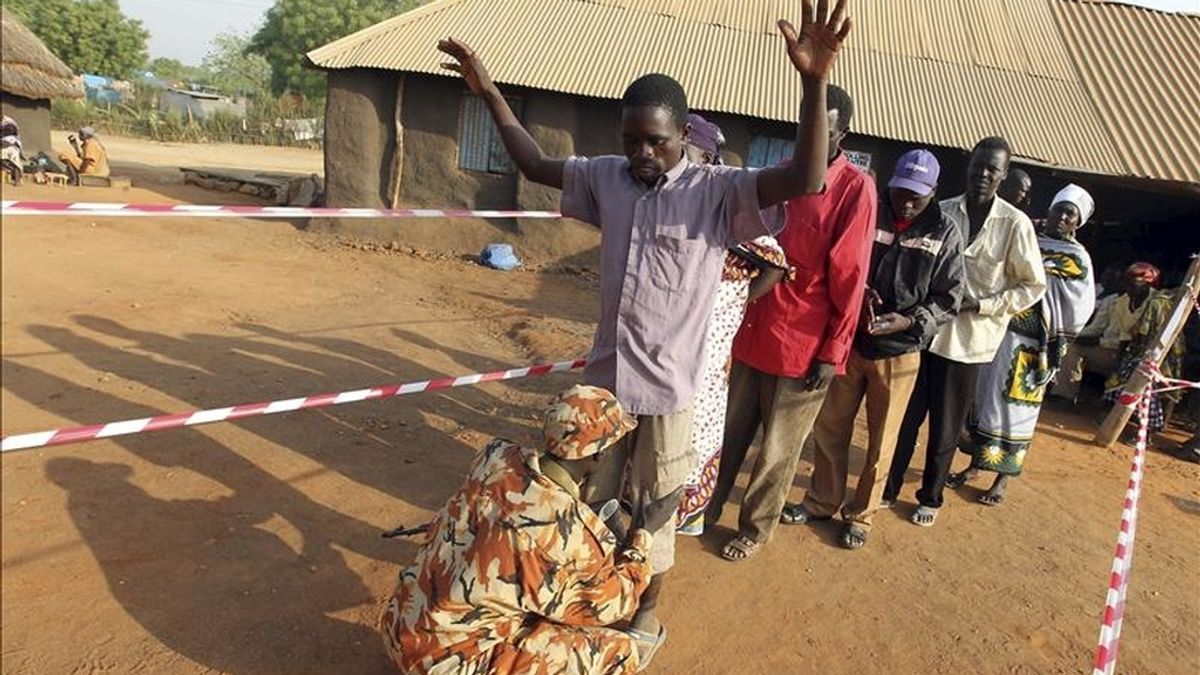 Un hombre es registrado antes de entrar en un centro de votación en Juba, al sur de Sudán, hoy, martes 11 de enero de 2010. Con menos concurrencia a las urnas que ayer, los sudaneses del sur del país participaran por segundo día en su referéndum de autodeterminación, que se prolongará hasta el 15 de enero, fecha en la que comenzarán a contarse los sufragios. EFE