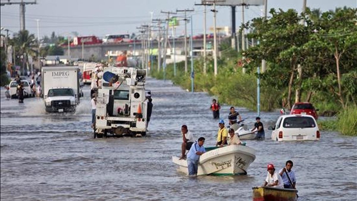 Personas se trasladan en botes este 18 de septiembre en una de las calles inundadas que dejó a su paso el huracán "Karl" en el municipio de Medellín, en el estado mexicano de Veracruz. EFE/Archivo