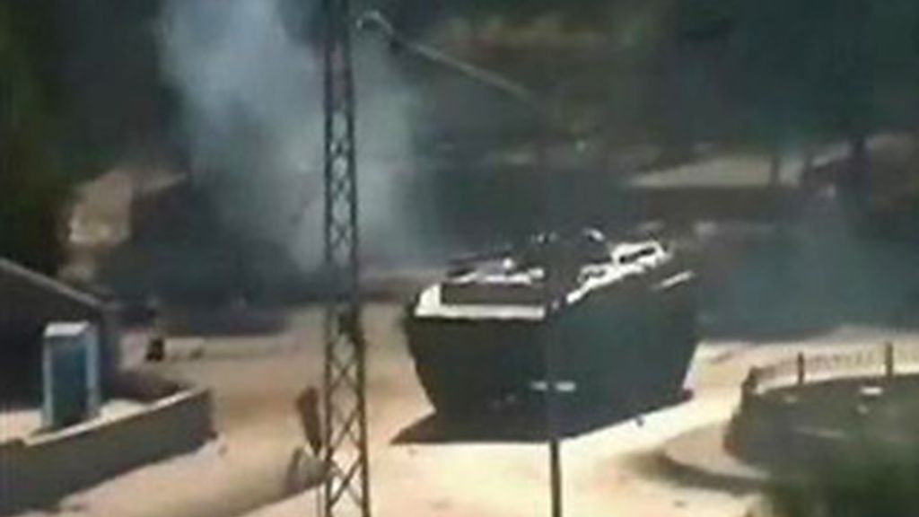 Un carro armado del ejército sirio en días pasados patrullando las calles de Hama, ciudad que protagonizó una importante ofensiva contra el régimen de Bashar al Assad.