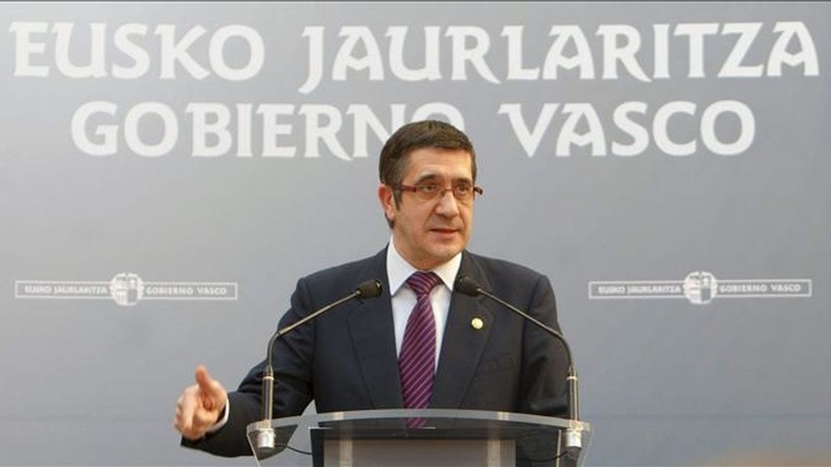 El lehendakari, Patxi López, durante su intervención ante a los altos cargos de su Gobierno para hacer balance del último año y medio y exponer los objetivos prioritarios para los próximos meses. EFE El lehendakari, Patxi López, durante su intervención ante a los altos cargos de su Gobierno para hacer balance del último año y medio y exponer los objetivos prioritarios para los próximos meses. EFE