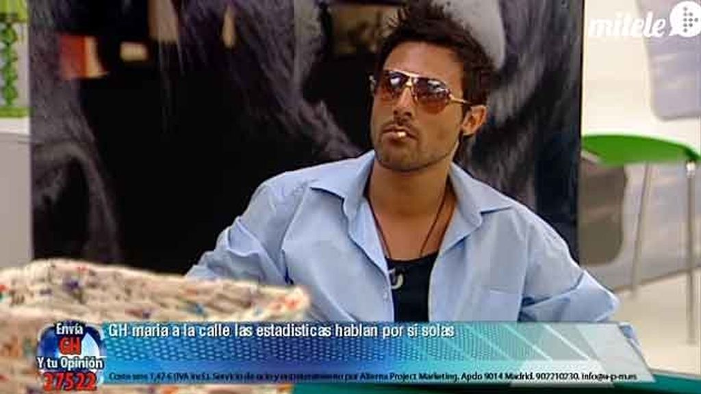 Con el palillo en la boca y mirada penetrante