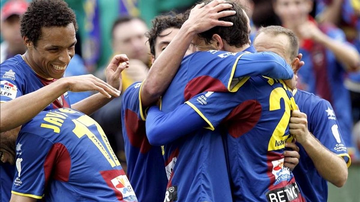 Varios jugadores del Levante celebran el tercer gol de su equipo marcado por Stuani, ante el Málaga durante el partido correspondiente a la trigésima jornada del Campeonato Nacional de Liga de Primera División que enfrentó a ambos equipos en el estadio Ciutat de Valencia. EFE