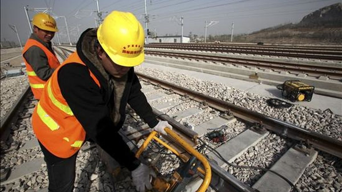Varios obreros trabajan en la construcción de la estación de tren de Xuzhou Este, que forma parte de la línea de alta velocidad entre las ciudades de Pekín y Shanghái. EFE/Archivo