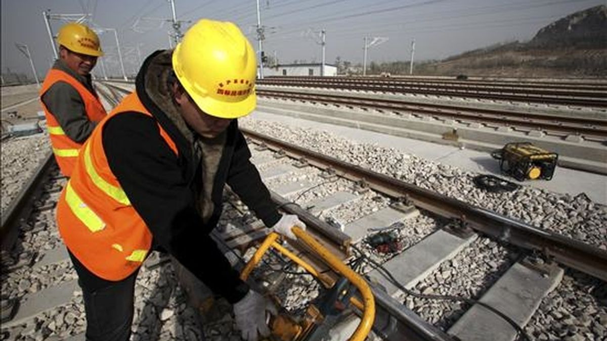 Varios obreros trabajan en la construcción de la estación de tren de Xuzhou Este, que forma parte de la línea de alta velocidad entre las ciudades de Pekín y Shanghái. EFE/Archivo Varios obreros trabajan en la construcción de la estación de tren de Xuzhou Este, que forma parte de la línea de alta velocidad entre las ciudades de Pekín y Shanghái. EFE/Archivo