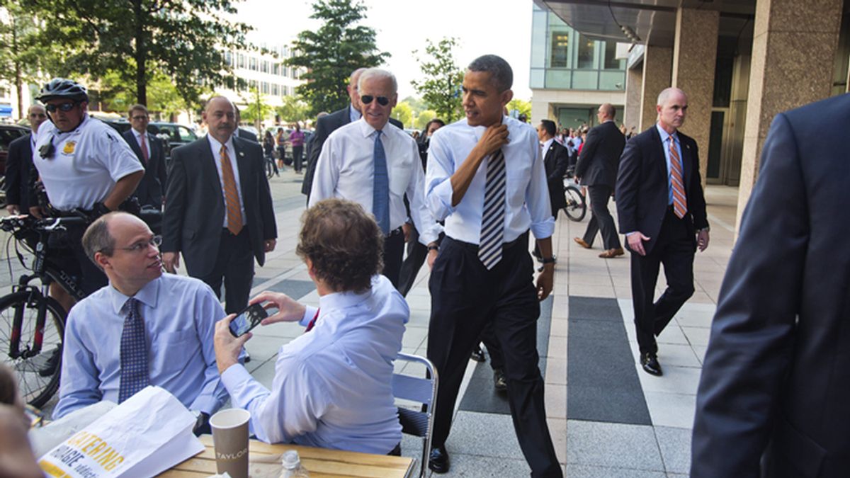 Obama acude a un restaurante en solidaridad con los funcionarios sin sueldo