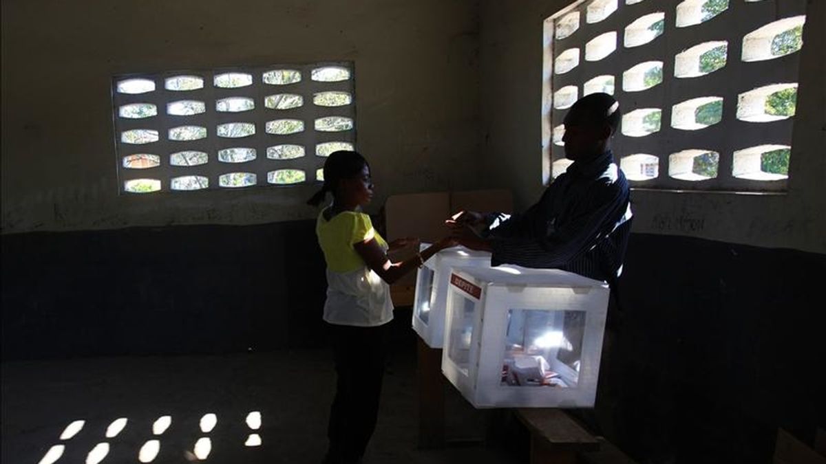 Un mujer en un centro electoral de un colegio en el barrio del barrio Belair, Puerto Prínicipe (Haití), el pasado 20 de marzo. EFE/Archivo