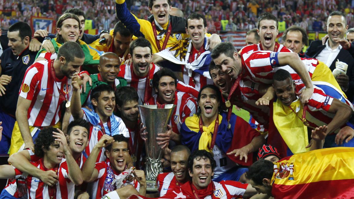 Los juagdores del Atlético de Madrid posan alegres con la copa