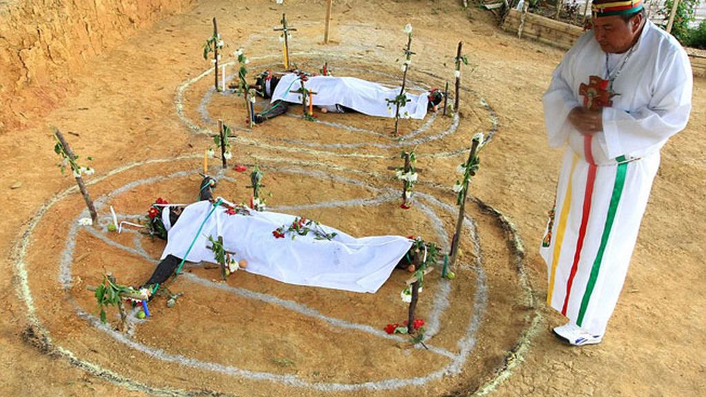 Un sacerdote colombiano exorciza a una mujer