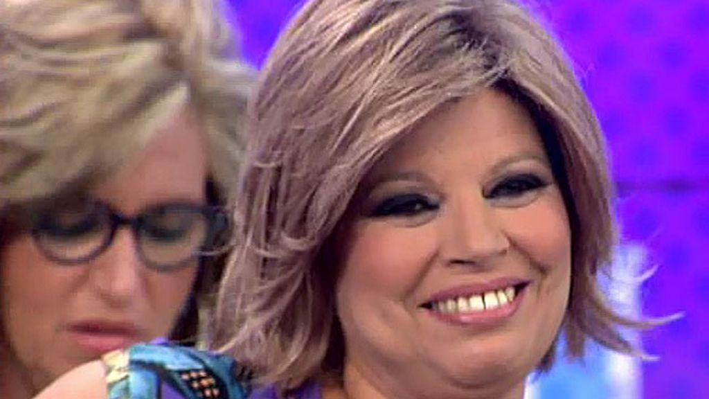 Madre e hija se abrazan emocionadas