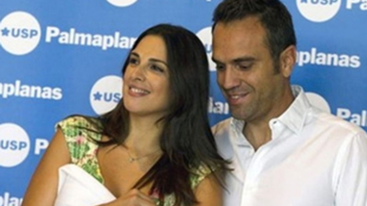 Nuria Fergó junto a su mardio José Manuel Maíz en la presentación se su primera hija Martina.
