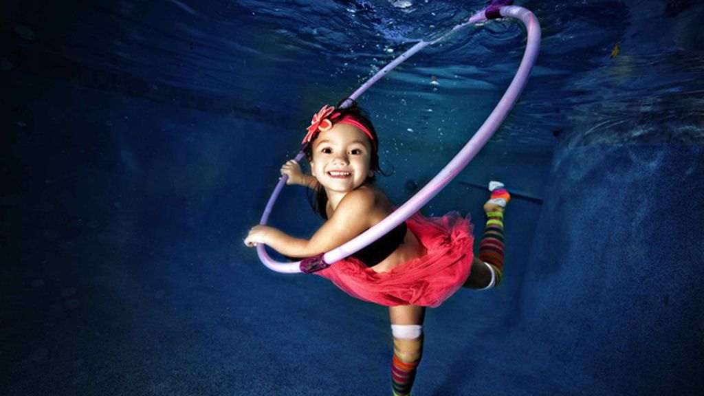 Niños bajo el agua