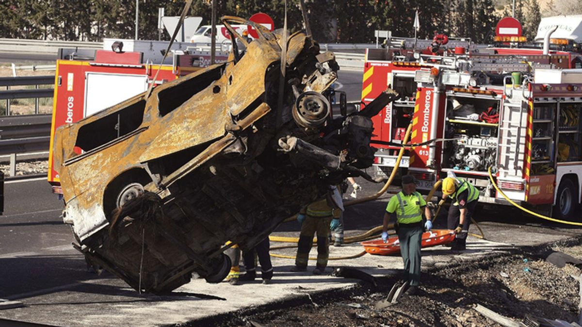 Cinco muertos al colisionar un camión y una furgoneta en Alicante