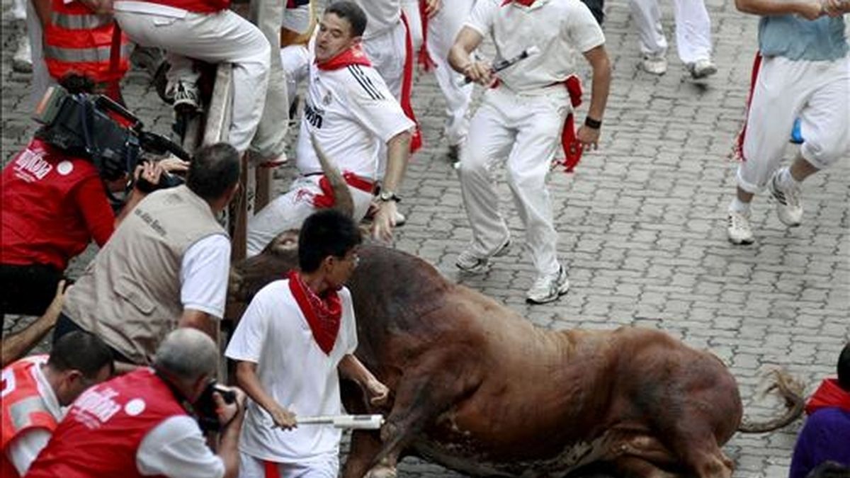 "Cachero", un toro colorado, ha sido el protagonista del quinto encierro de los sanfermines al empitonar en el muslo izquierdo al corredor pamplonés Juan Pedro Lekuona en el tramo del Callejón. La ganadería sevillana de Miura, protagonista de este quinto encierro de los Sanfermines, ha realizado los 850 metros del recorrido en tres minutos. EFE