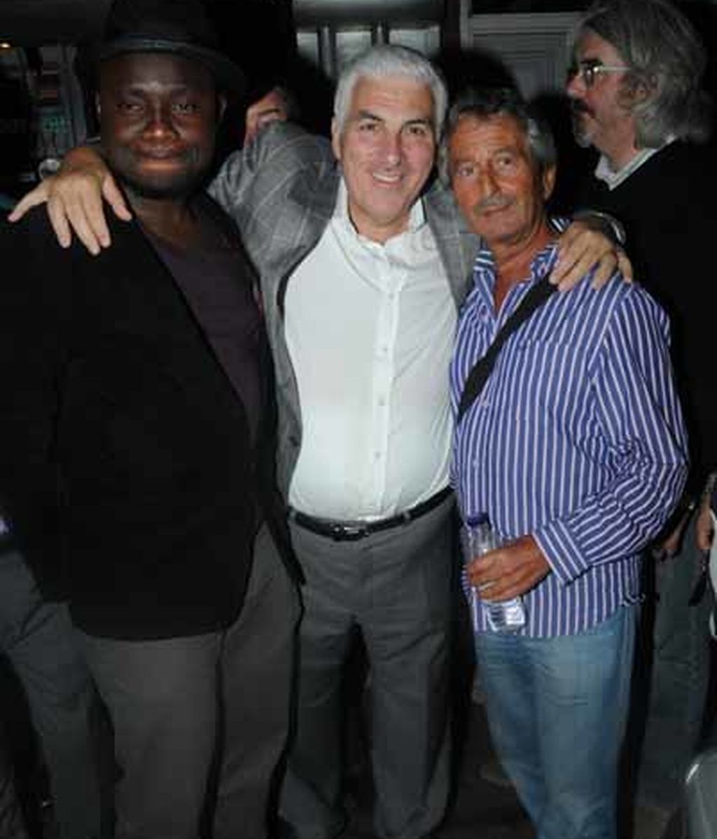 El padre de Amy, Mitch, junto a amigos de su hija