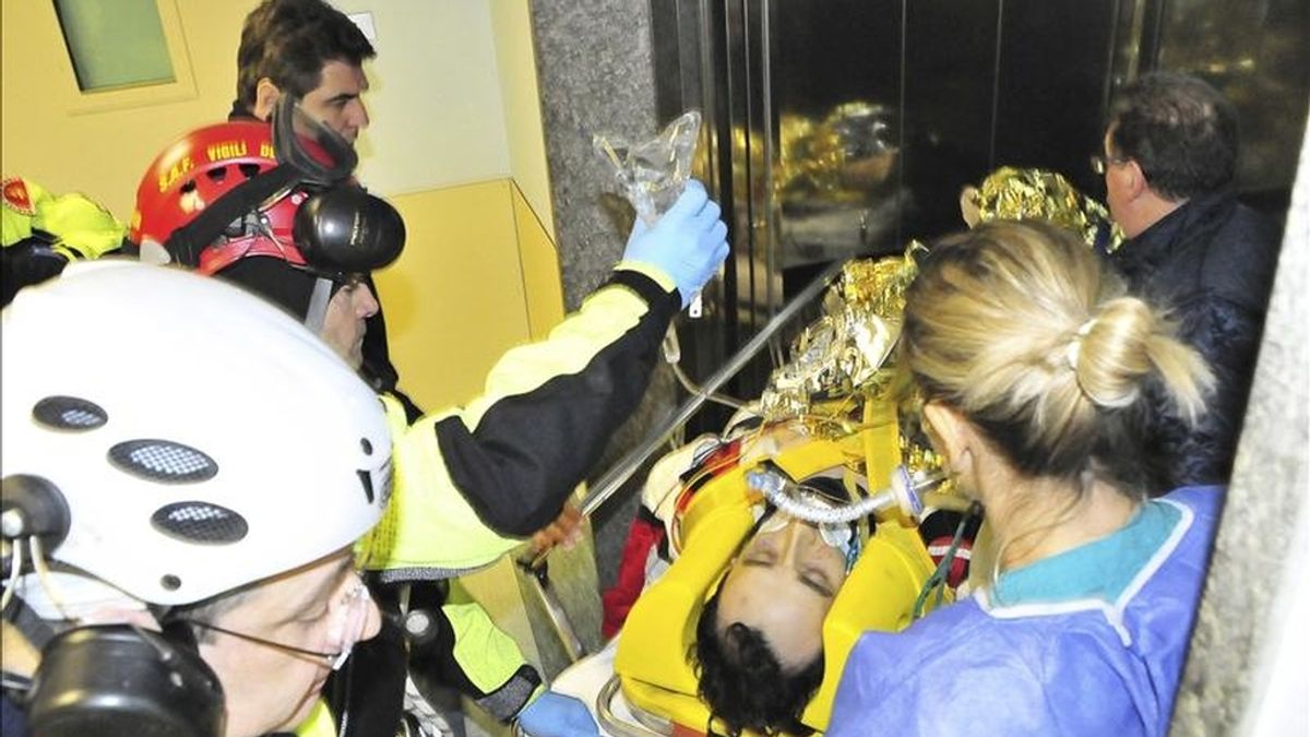 Efectivos del equipo de rescate trasladan en camilla a un hospital al piloto polaco de Fórmula Uno, Robert Kubica, tras sufrir múltiples fracturas en el brazo, la mano y la pierna derecha, tras un un grave accidente en el rally "Ronde di Andora", en Andora, Italia, el 6 de febrero de 2011. EFE
