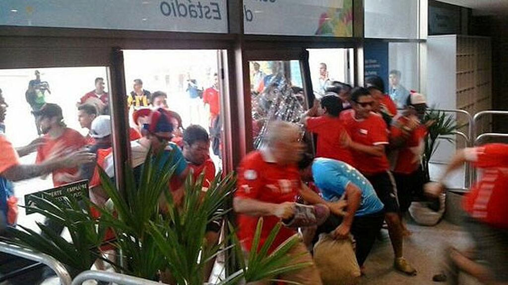 Momento en el que los exaltados entraban en centro de prensa