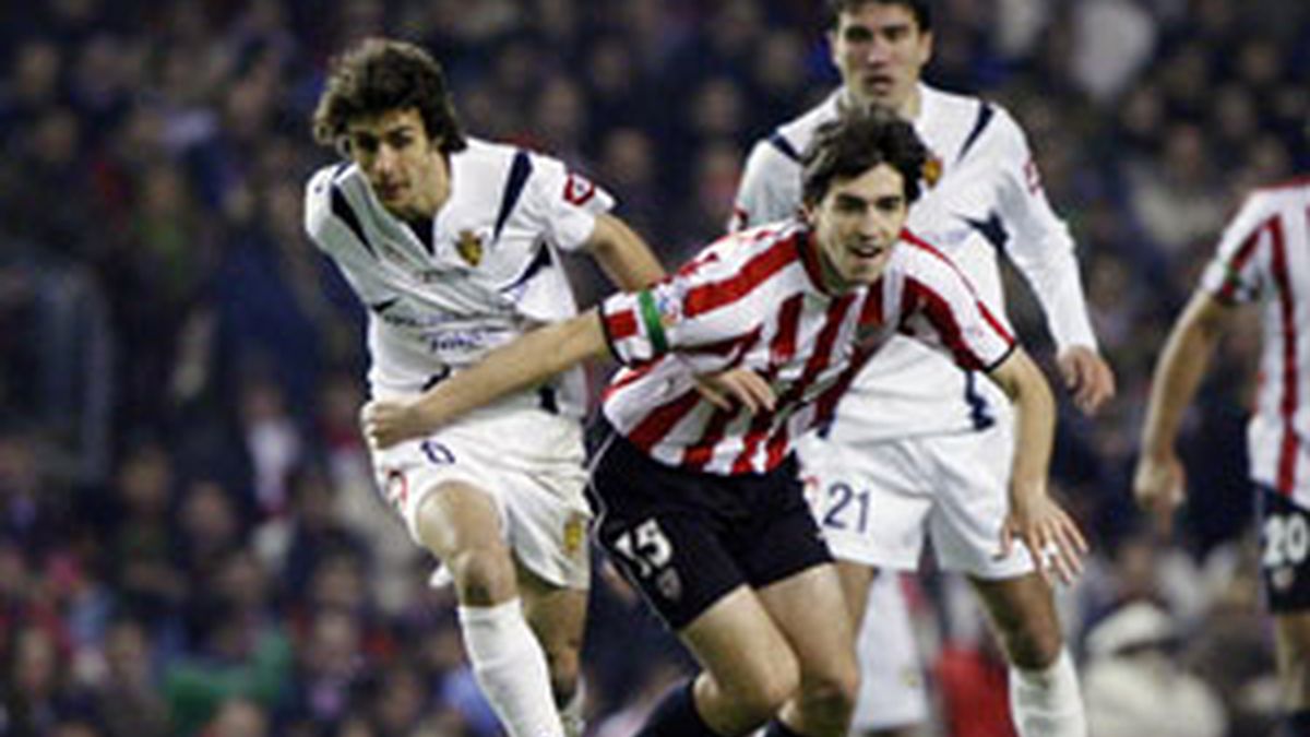 Athletic y Zaragoza luchan por un balón FOTO: EFE