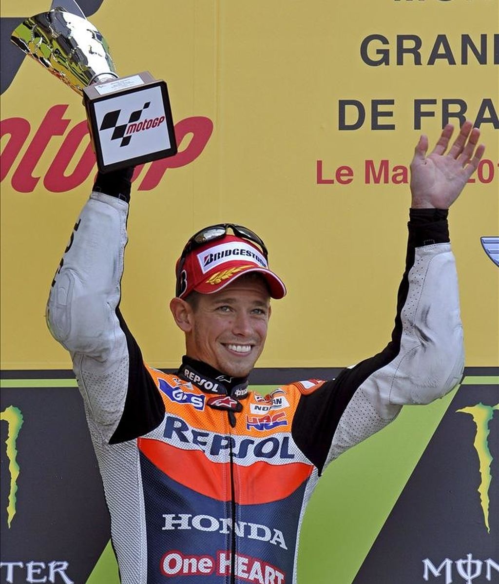 El piloto australiano de MotoGP Casey Stoner, de Repsol Honda, celebra en el podio su victoria en el Gran Premio de Francia de motociclismo celebrado en Le Mans, Francia, hoy. EFE El piloto australiano de MotoGP Casey Stoner, de Repsol Honda, celebra en el podio su victoria en el Gran Premio de Francia de motociclismo celebrado en Le Mans, Francia, hoy. EFE