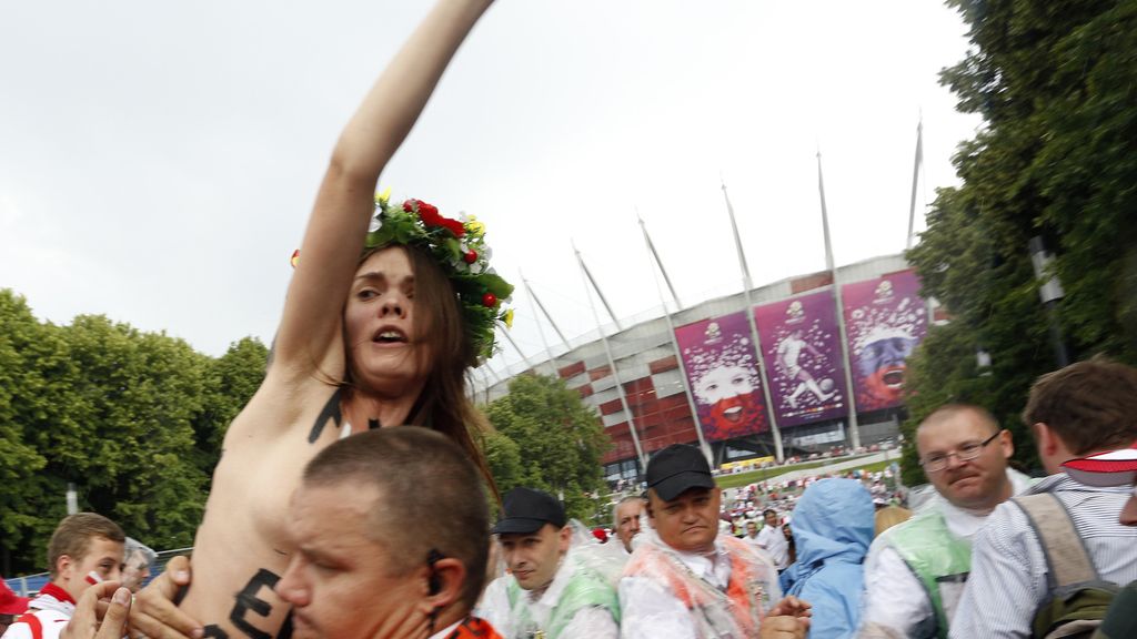 Mujeres polacas se manifiestan en topless contra la Eurocopa