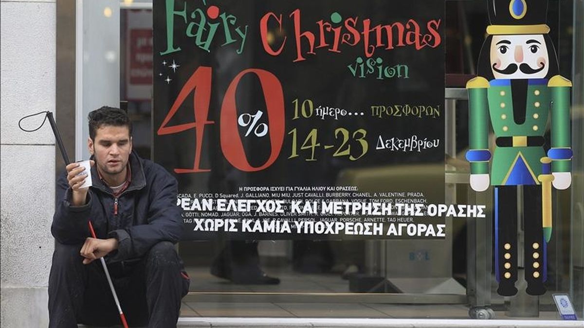 Un joven ciego pide limosna junto a una tienda en el centro de Atenas, Grecia. EFE/Archivo Un joven ciego pide limosna junto a una tienda en el centro de Atenas, Grecia. EFE/Archivo