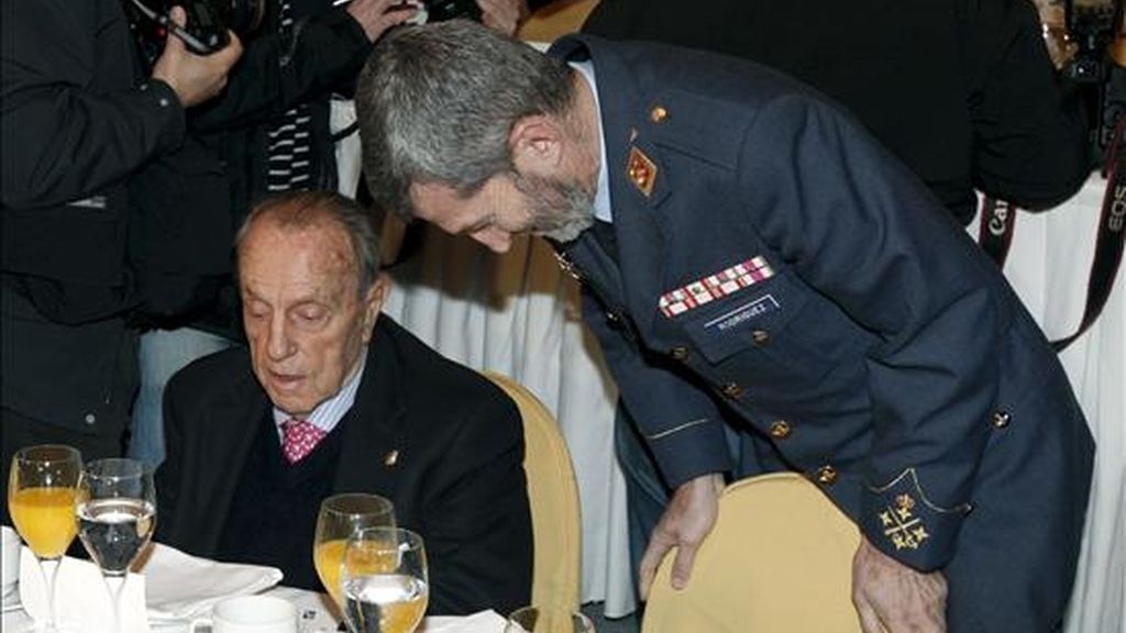 El presidente fundador del PP, Manuel Fraga (i), conversa con el jefe de Estado Mayor de la Defensa (JEMAD), general Julio Rodríguez, durante su asistencia a los desayunos informativos de Europa Press en los que interviene el presidente de la Xunta de Galicia, Emilio Pérez Touriño. EFE El presidente fundador del PP, Manuel Fraga (i), conversa con el jefe de Estado Mayor de la Defensa (JEMAD), general Julio Rodríguez, durante su asistencia a los desayunos informativos de Europa Press en los que interviene el presidente de la Xunta de Galicia, Emilio Pérez Touriño. EFE