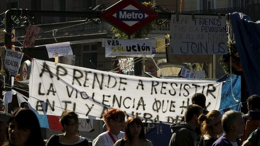 Cientos de personas recorren la madrileña Puerta del Sol, que los convocantes de la acampada reinvidicativa han pasado a denominar Plaza de la Solución, durante la concentración en protesta contra los políticos y la crisis en España, a pesar de la prohibición de las autoridades electorales. EFE Cientos de personas recorren la madrileña Puerta del Sol, que los convocantes de la acampada reinvidicativa han pasado a denominar Plaza de la Solución, durante la concentración en protesta contra los políticos y la crisis en España, a pesar de la prohibición de las autoridades electorales. EFE