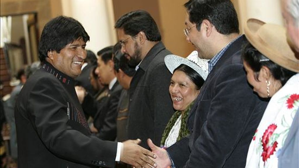 El presidente de Bolivia, Evo Morales (i), saluda a varios ministros luego de tomarles juramento durante un acto en el Palacio de Gobierno, en La Paz. EFE El presidente de Bolivia, Evo Morales (i), saluda a varios ministros luego de tomarles juramento durante un acto en el Palacio de Gobierno, en La Paz. EFE
