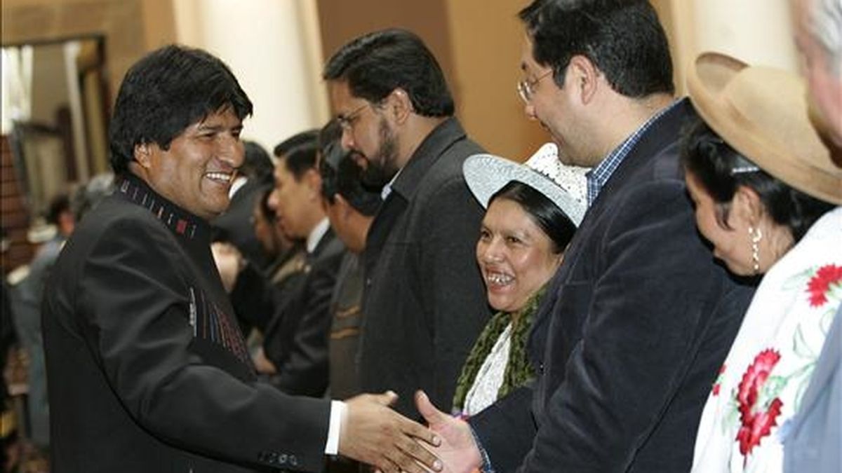 El presidente de Bolivia, Evo Morales (i), saluda a varios ministros luego de tomarles juramento durante un acto en el Palacio de Gobierno, en La Paz. EFE