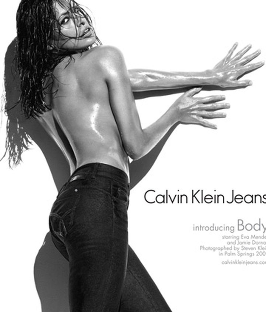Eva Mendes posa para Calvin Klein