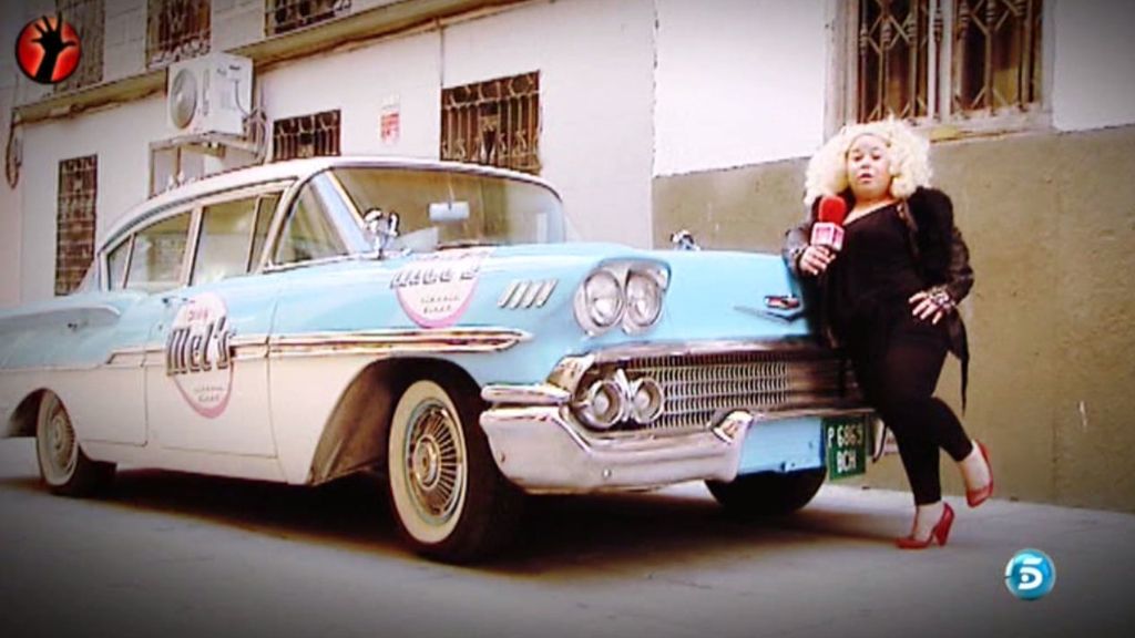 ¡Se le ha subido el vestido y sin querer ha enseñado las bragas!