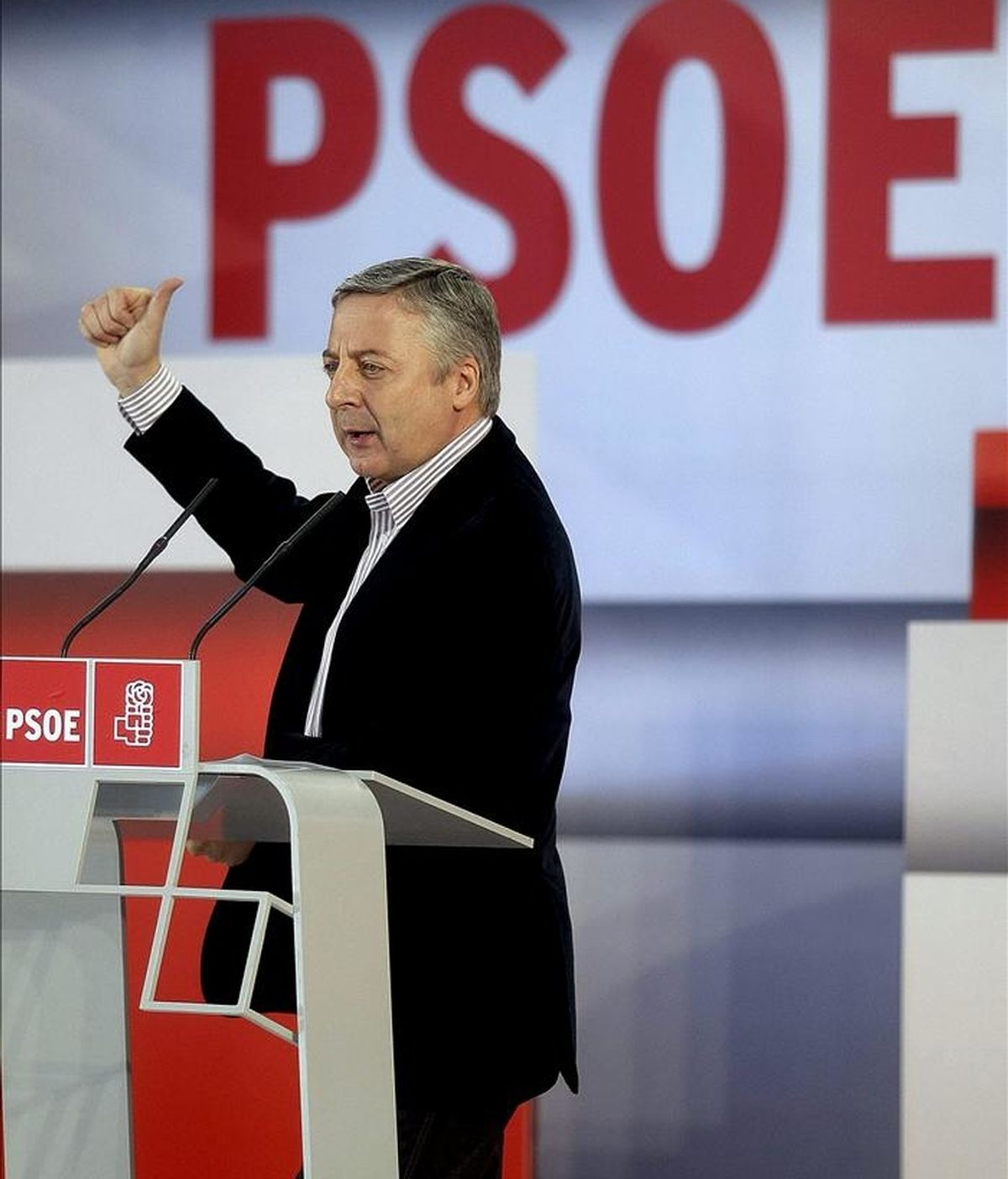 El ministro de Fomento, José Blanco, interviene durante un foro de desarrollo sostenible de las políticas ambientales, urbanísticas, de movilidad y de vivienda que el PSOE celebra en A Coruña. EFE El ministro de Fomento, José Blanco, interviene durante un foro de desarrollo sostenible de las políticas ambientales, urbanísticas, de movilidad y de vivienda que el PSOE celebra en A Coruña. EFE