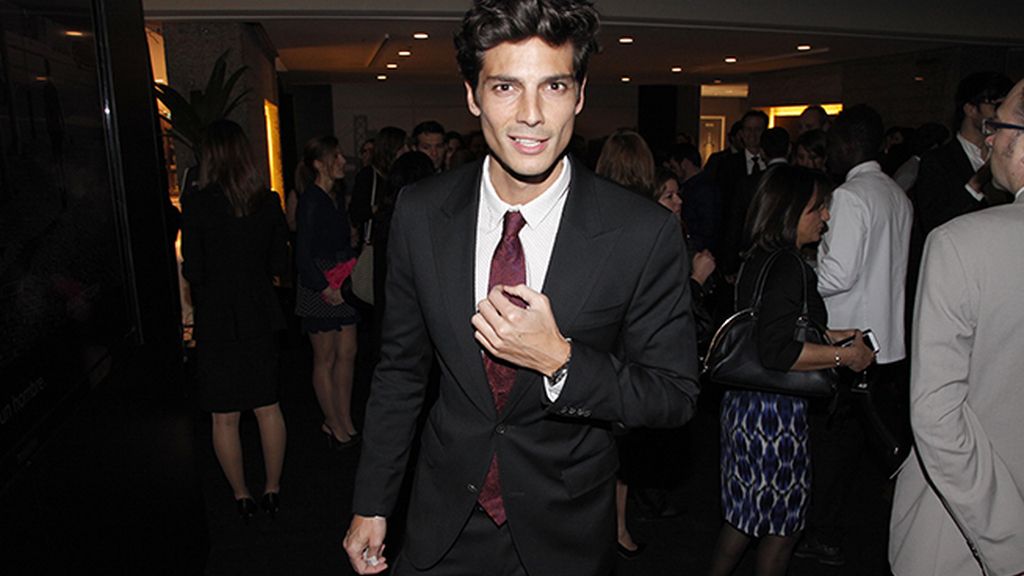 Javier de Miguel muy elegante con este traje y una original corbata, todo de Hugo Boss