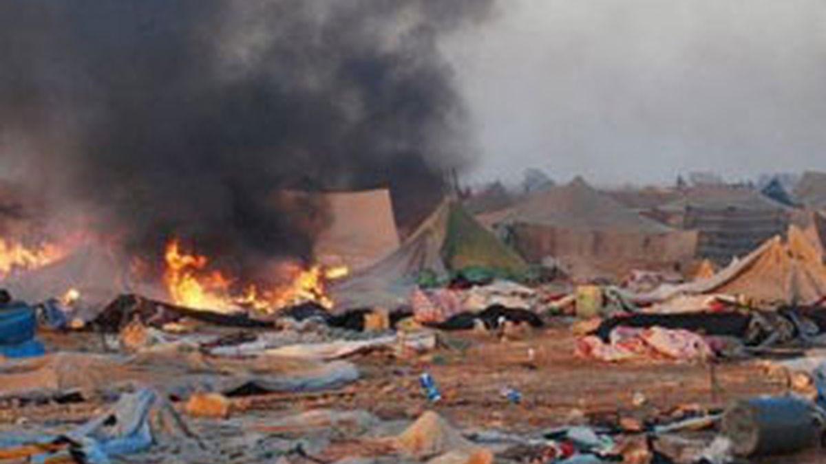 Desmantelamiento del campamento Gdaim Izik, a las afueras de El Aaiún, Marruecos. Foto: EFE.