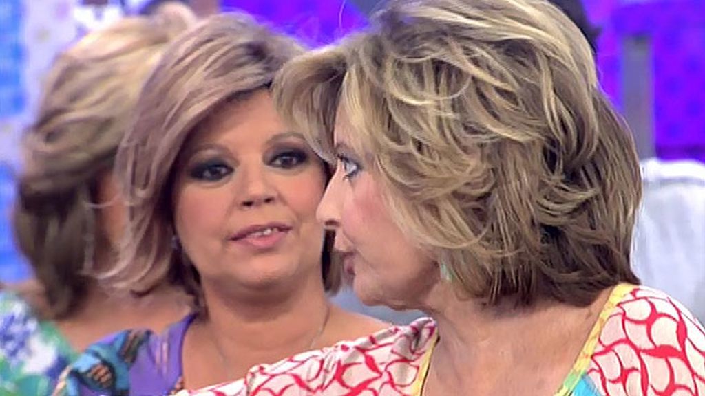 Madre e hija se abrazan emocionadas
