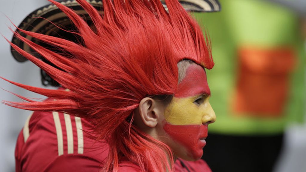 La afición española se suma a la moda de los disfraces en los estadios