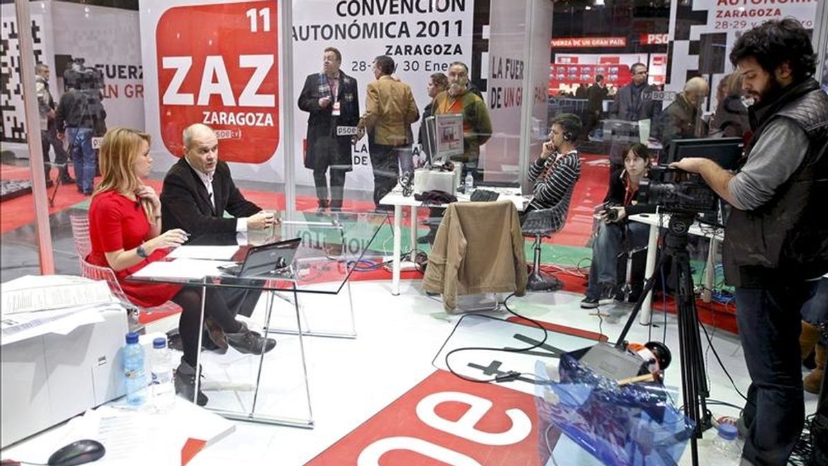 El presidente del PSOE, Manuel Cháves, participa en una entrevista en el plató que PSOE TV, medio de comunicación por internet, que ha comenzado sus emisiones durante la Convención Autonómica Socialista que ha comenzado hoy en la Sala Multiusos del Auditorio de Zaragoza. EFE