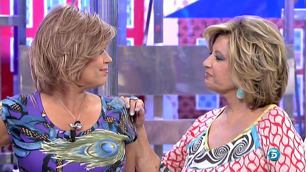 Madre e hija se abrazan emocionadas
