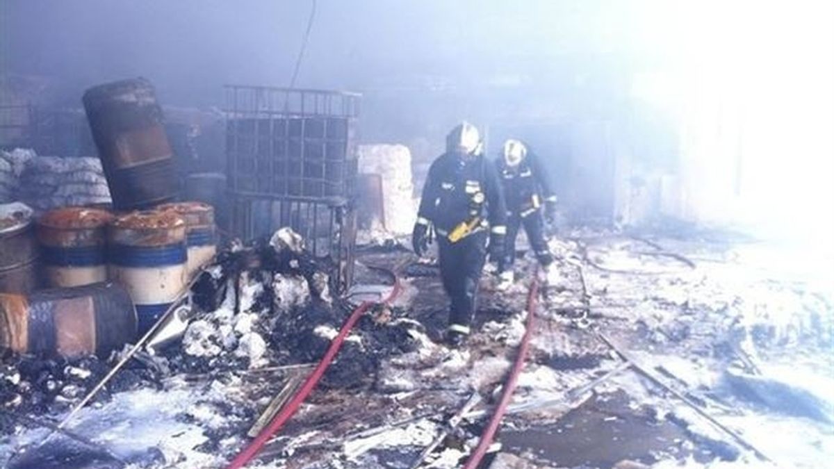 Incendio de una nave de productos químicos en Campo Real (Madrid)