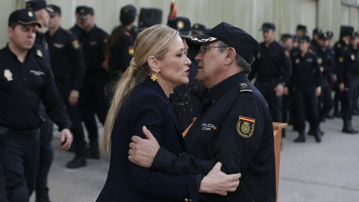 Cristina Cifuentes visita la Unidad de Prevención y Reacción de la Policía Nacional