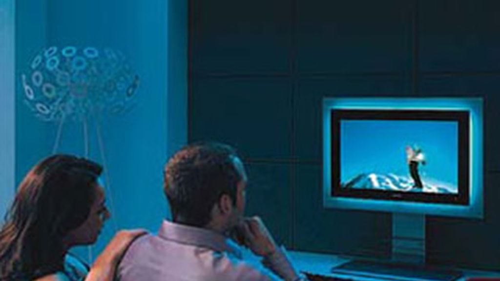 Pareja viendo la televisión Pareja viendo la televisión