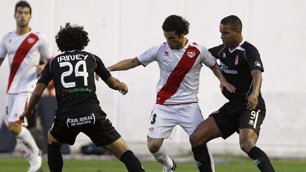 El jugador del Rayo Vallecano, Casado , disputa el balón con Iriney y El Arabi , del Granada