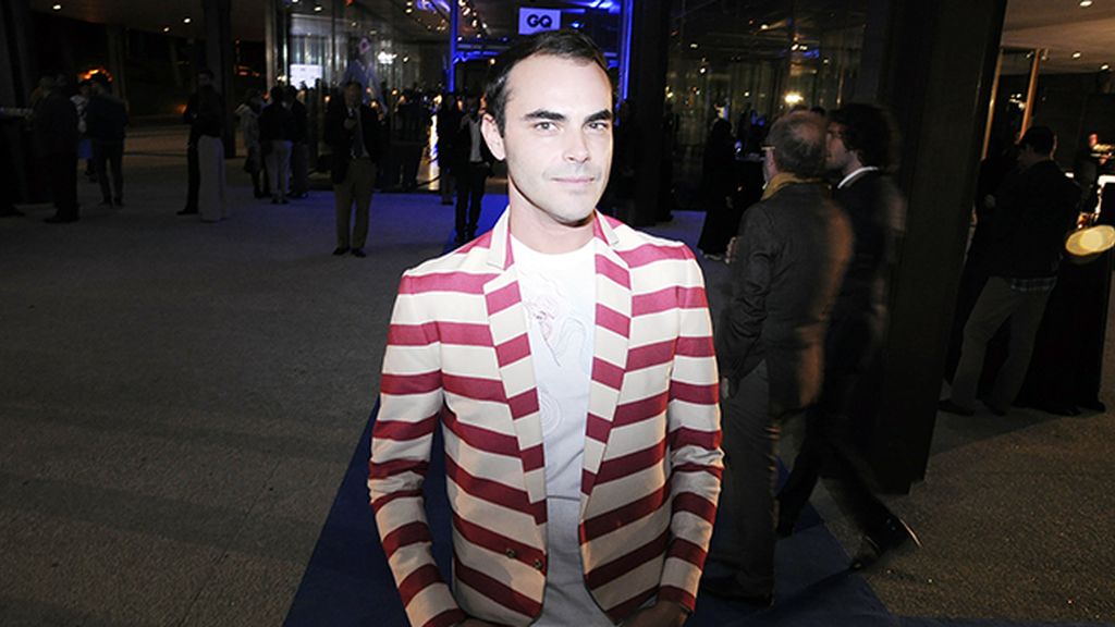 Ion Fiz luciendo una chaqueta de su propia colección para hombre