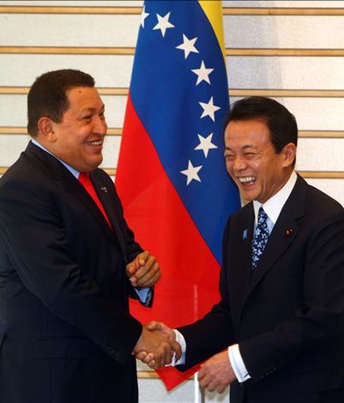 El presidente de Venezuela, Hugo Chávez (i) estrecha la mano del primer ministro de Japón, Taro Aso (d), hoy en la residencia oficial de Aso en Tokio (Japón), durante la visita de tres días que realiza el mandatario sudamericano al país nipón. EFE/PRENSA MIRAFLORES