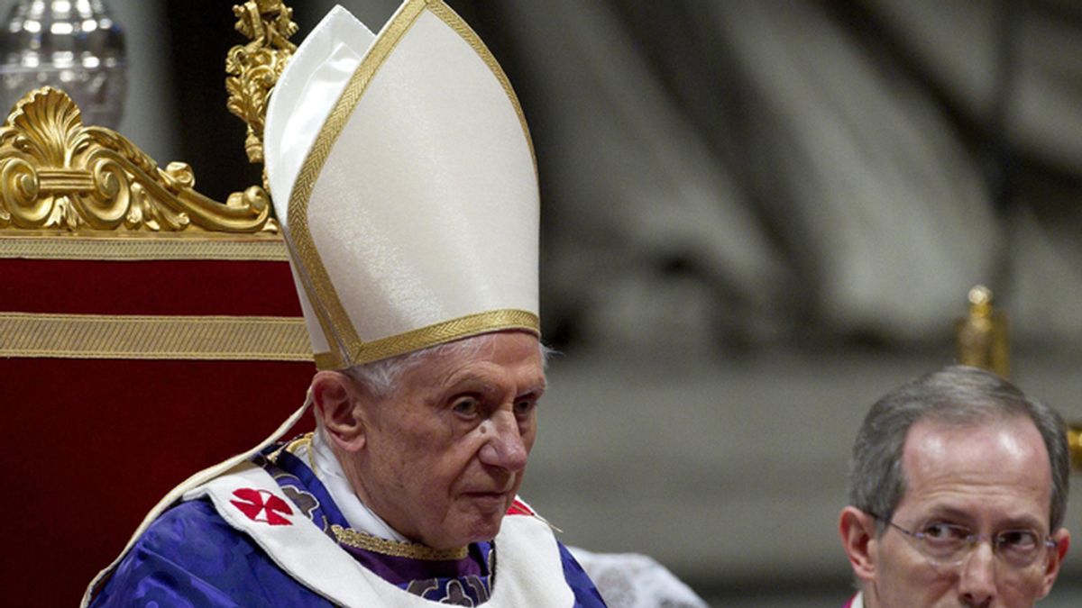 El Papa Benedicto XVI oficia la misa del Miércoles de Caniza